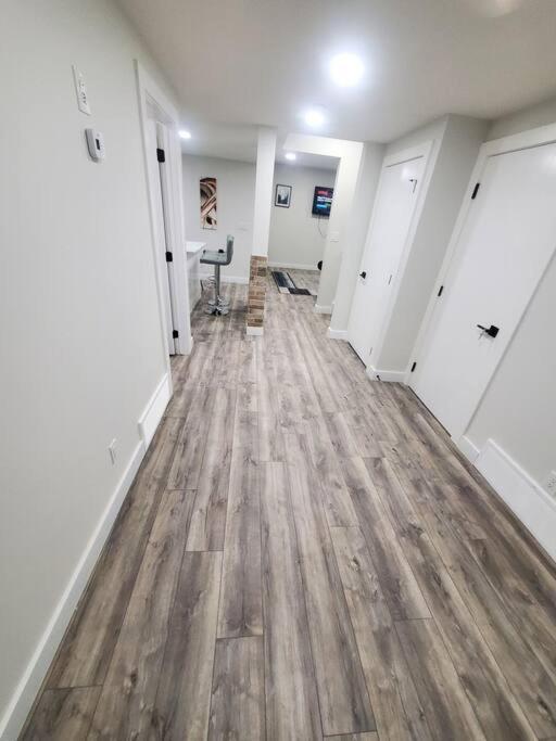 Family-friendly, Netflix, Cozy Comfy 2 Bed Basement Suite,sleeps 5 *