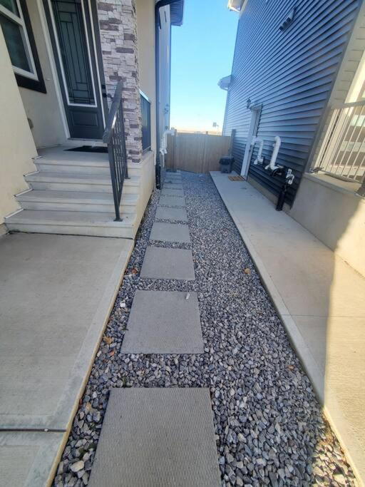 Apartment Family-friendly, Netflix, Cozy Comfy 2 Bed Basement Suite,sleeps 5