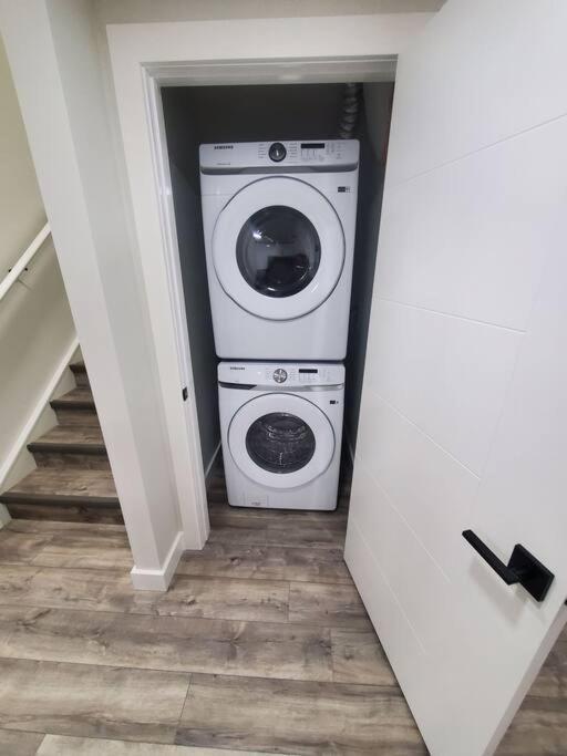 Apartment Family-friendly, Netflix, Cozy Comfy 2 Bed Basement Suite,sleeps 5 Edmonton