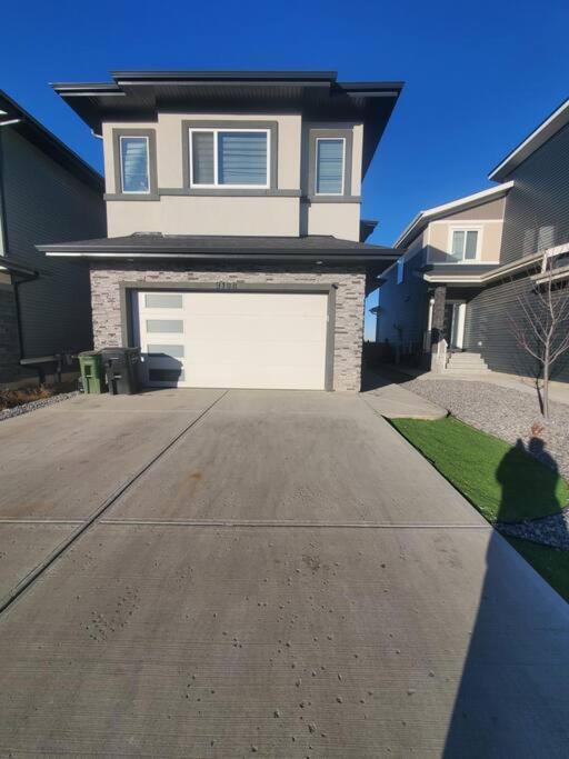 Family-friendly, Netflix, Cozy Comfy 2 Bed Basement Suite,sleeps 5 *