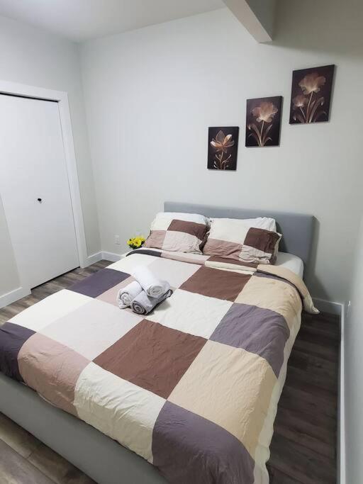 Family-friendly, Netflix, Cozy Comfy 2 Bed Basement Suite,sleeps 5