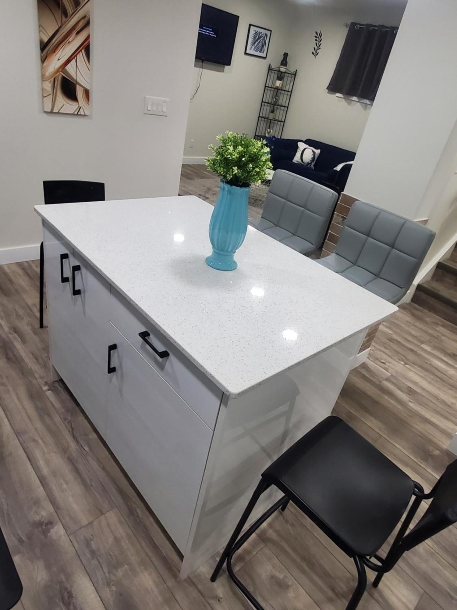 Apartment Family-friendly, Netflix, Cozy Comfy 2 Bed Basement Suite,sleeps 5 Edmonton