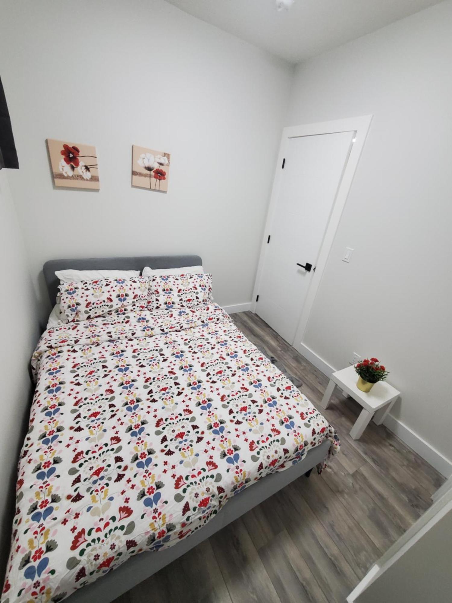 Family-friendly, Netflix, Cozy Comfy 2 Bed Basement Suite,sleeps 5 *