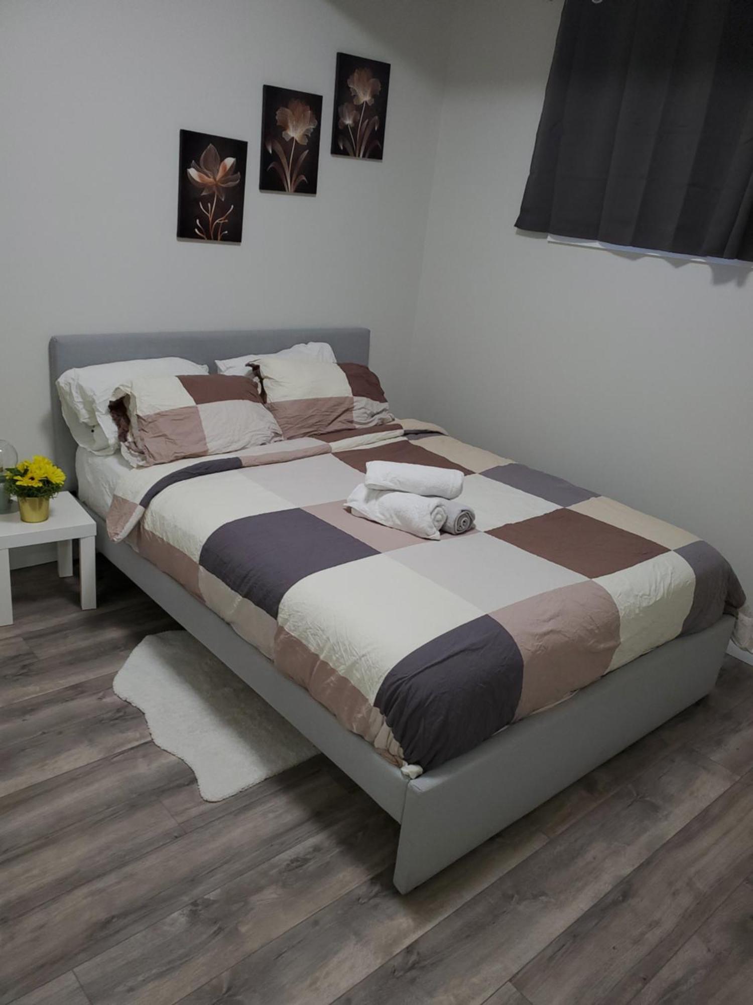 Family-friendly, Netflix, Cozy Comfy 2 Bed Basement Suite,sleeps 5 *