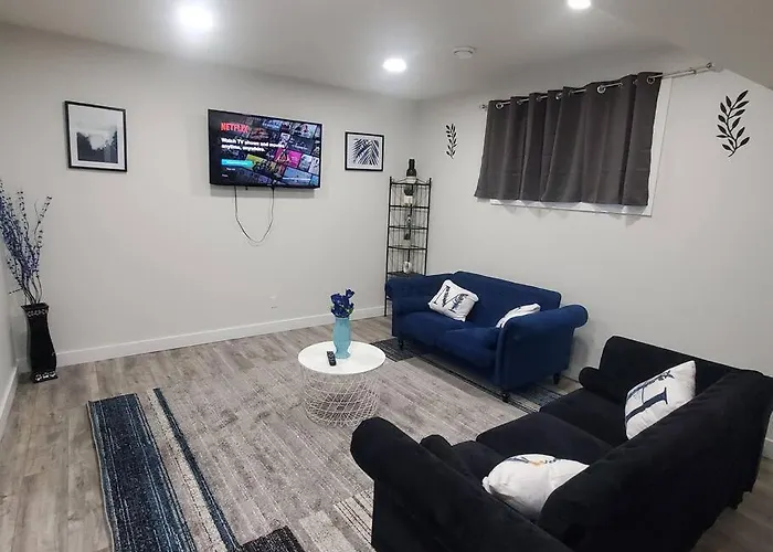 Family-Friendly, Netflix, Cozy Comfy 2 Bed Room Basement Suite,Sleeps 5