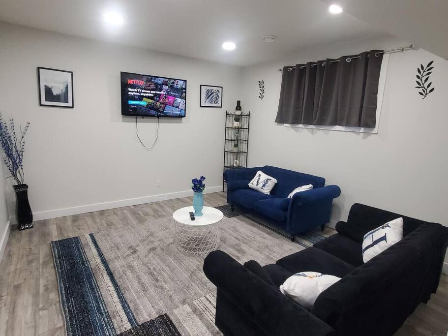 Family-friendly, Netflix, Cozy Comfy 2 Bed Basement Suite,sleeps 5 * Edmonton