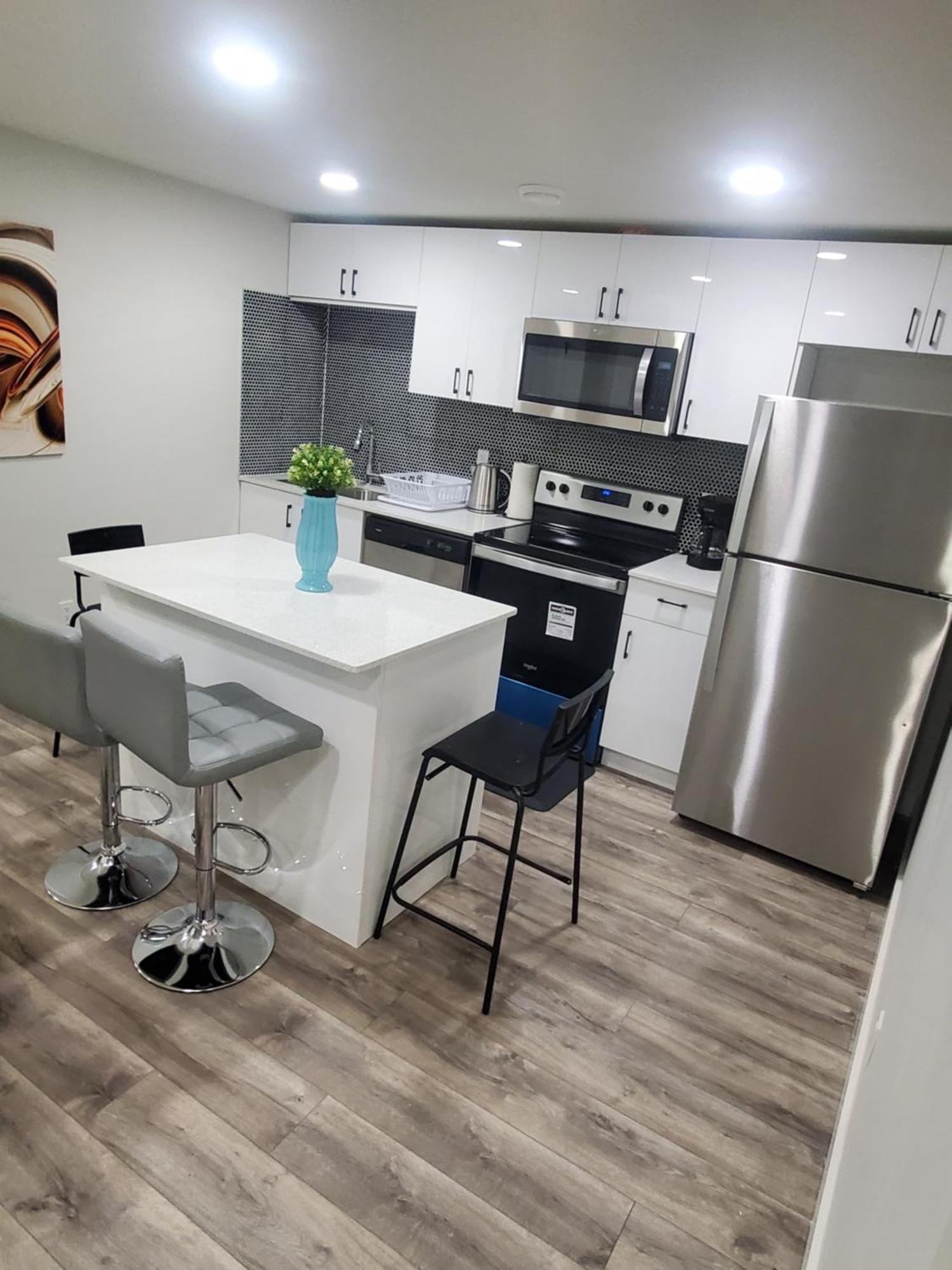 Family-friendly, Netflix, Cozy Comfy 2 Bed Basement Suite,sleeps 5 *